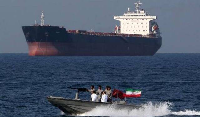 إيران تحتجز ناقلة نفط خام أميركية في خليج عمان