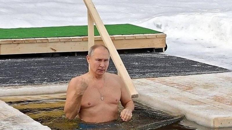 الكرملين: بوتين يغطس في مياه متجمدة احتفالا بعيد الغطاس