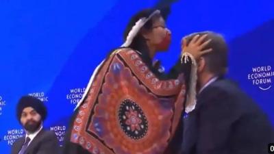 في مشهد غريب... زعيمة من الأمازون تنفخ على الرؤوس (فيديو)