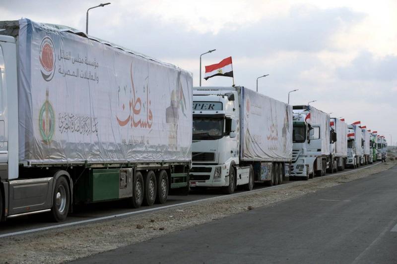 مساعدات موجهة للرهائن الإسرائيليين والمدنيين الفلسطينيين تصل إلى حدود غزة