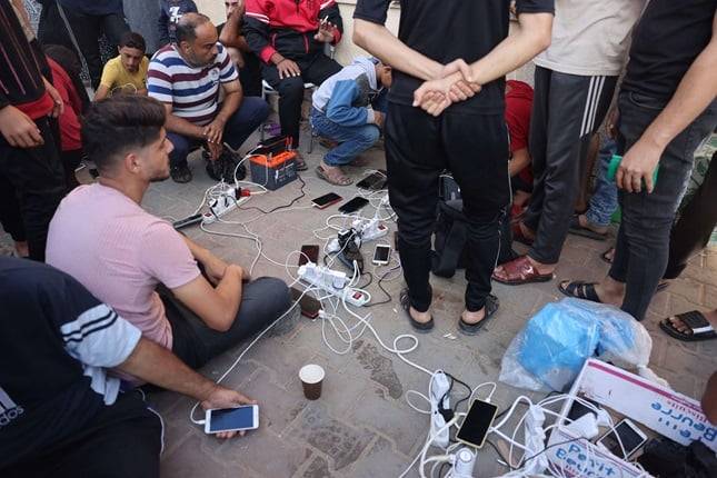 كيف تشحن الهواتف في غزة؟ بالصبر والشمس