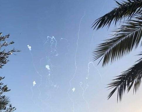 بالفيديو.. قصف صاروخي يطال محيط قاعدة 