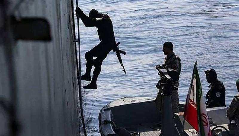 إيران تحتجز سفينة أجنبية محملة بوقود مهرب