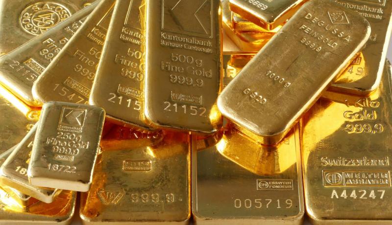 قوة الدولار تهبط بأسعار الذهب للأسبوع الثاني على التوالي