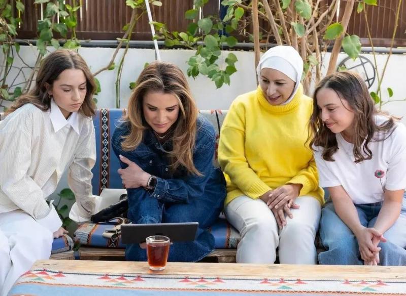 إطلالات الملكة رانيا مع الأميرة إيمان وسلمى في زيارتهم للعقبة