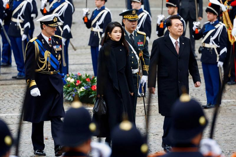 حقيبة ديور.. فضيحة تحرج رئيس كوريا الجنوبية