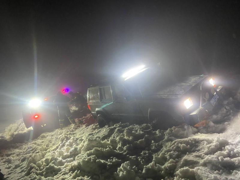 انقاذ مواطنين احتجزوا داخل سياراتهم في صنين بسبب الثلوج