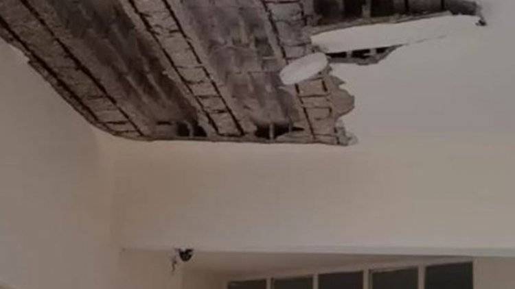 إنهيار سقف مدرسة في المنية وإدارتها تصرف الطالبات
