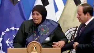 والدة السيسي تبكي... ما القصة؟ فيديو