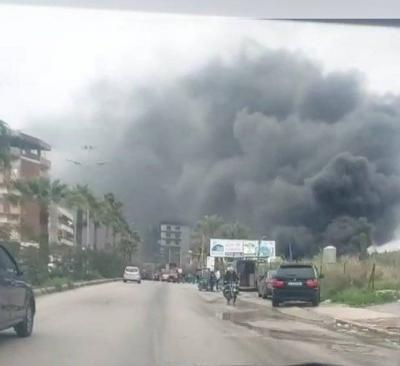 بالصورة.. حريق كبير في مصنع للحديد في صيدا