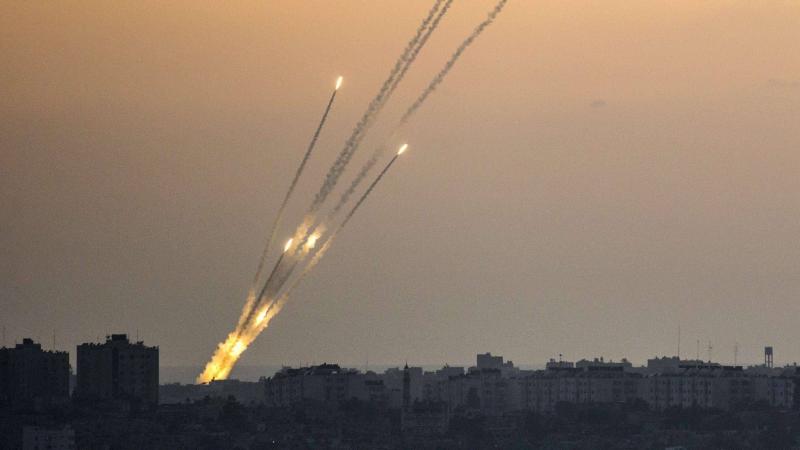 حماس تطلق صواريخ على وسط إسرائيل والجيش يعترض بعضها