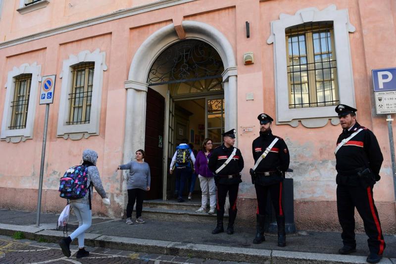 إيطاليا تعتقل 14 شخصا بعد شغب في مركز احتجاز مهاجرين