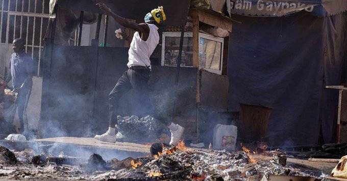 بالصور.. الشرطة السنغالية تطلق الغاز المسيل للدموع على معارضين
