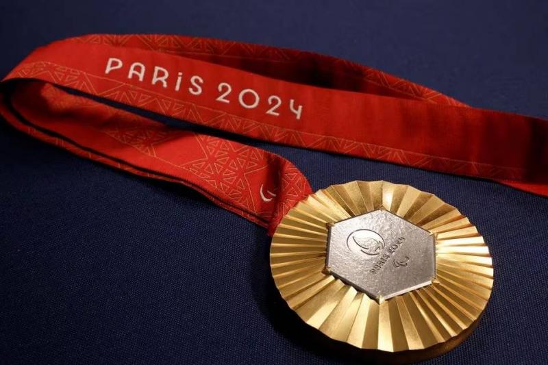 الفائزون في باريس 2024 يحصلون على قطع من برج إيفل