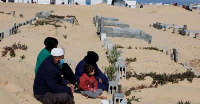 نازحون من غزة يعيشون بين الموتى قبل حلول الأجل