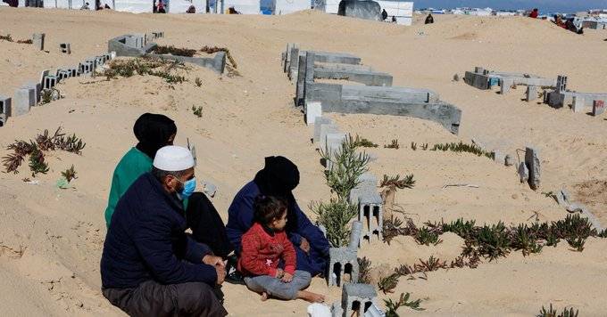 نازحون من غزة يعيشون بين الموتى قبل حلول الأجل