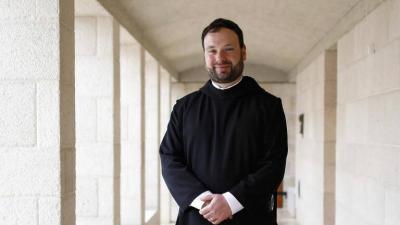 موجة غضب بسبب بصق مستوطنين على رجل دين مسيحي في القدس