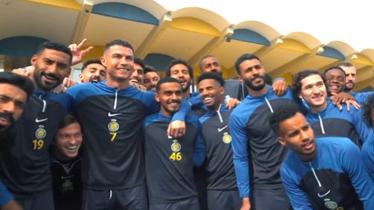 النصر السعودي يفاجئ رونالدو في عيد ميلاده الـ39 (فيديو)