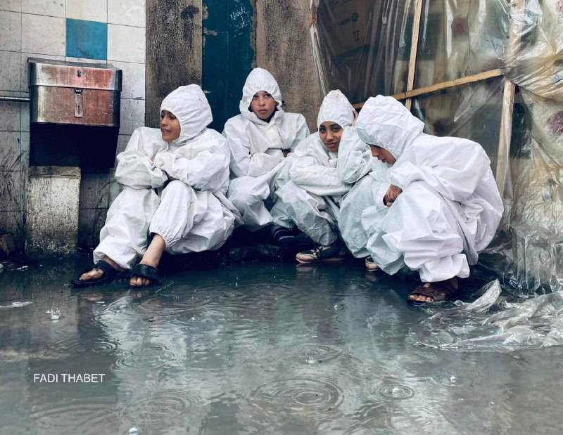 أطفال غزة بملابس كورونا لاتقاء البرد