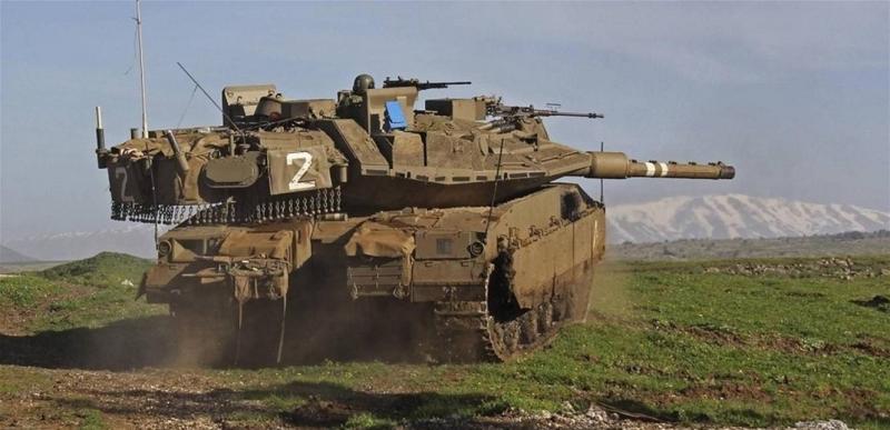 دبابة ميركافا إسرائيلية تستهدف منازل كفركلا