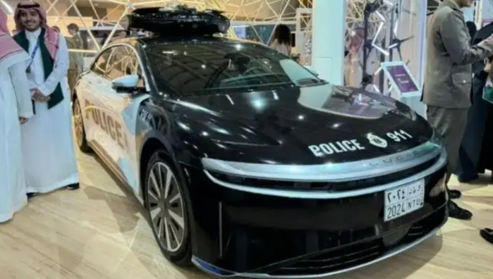 السعودية تعرض أول سيارة أمنية ذكية صنعة في جدة