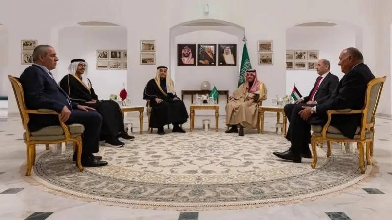 اجتماع الرياض يطالب بخطوات لا رجعة فيها لحل الدولتين