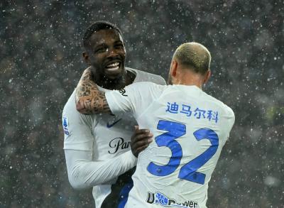 إنتر يحول تأخره إلى فوز 4-2 على روما في الدوري الإيطالي