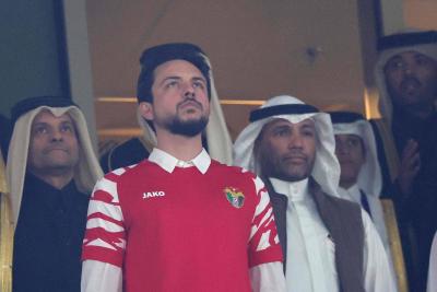 عناق أمير قطر لولي العهد الأردني خلال المباراة النهائية لكأس آسيا يثير تفاعلا
