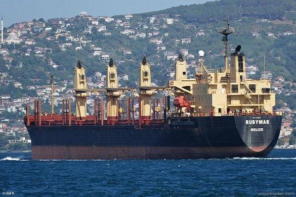سفينة شحن بريطانية تواجه مصيراً مجهولاً في خليج عدن