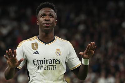 فيديو لنجم ريال مدريد يلعب الكرة مع طلاب في مراكش