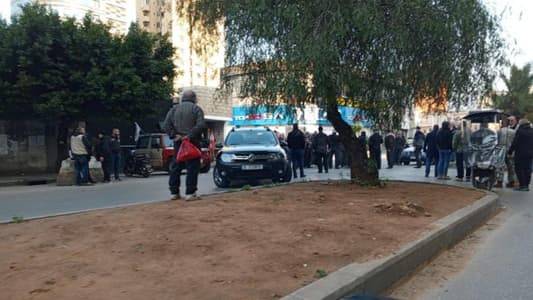 بالصورة - قطع الطريق أمام سرايا طرابلس باتجاه البحصاص من قبل العسكريين المتقاعدين