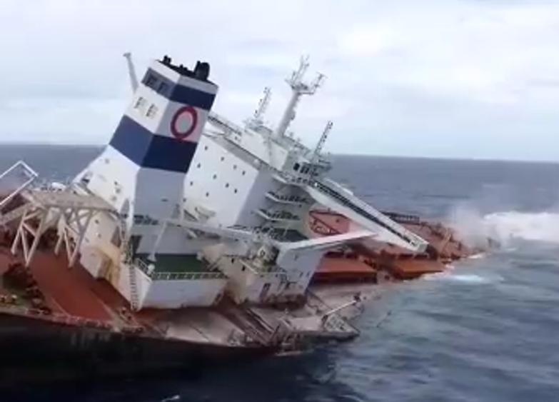 فيديو- لحظة غرق سفينة استهدفها الحوثيون