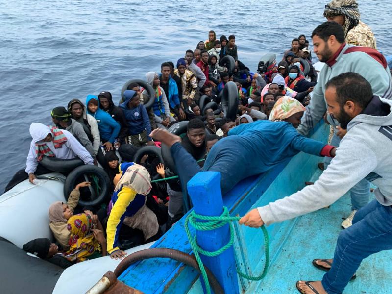 إنقاذ أكثر من 80 مهاجرا ووفاة اثنين قبالة ليبيا
