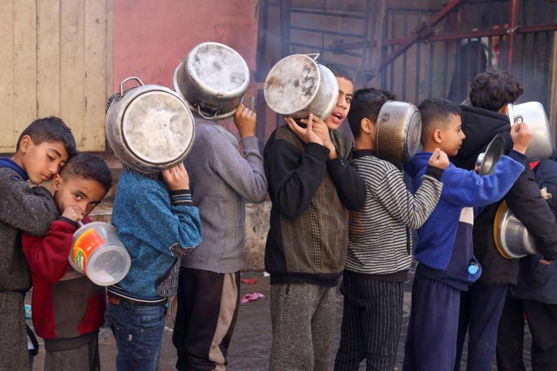 يأكلون العلف ويشربون المياه المالحة.. أطفال غزة يئنون تحت وطأة نقص الغذاء