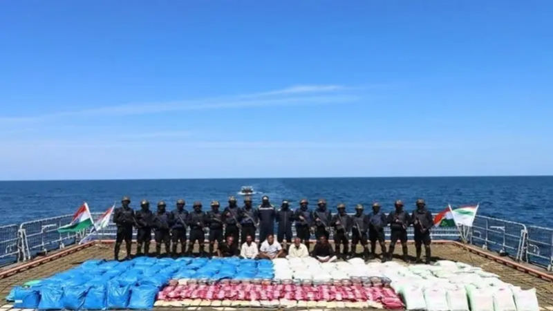 بالفيديو.. البحرية الهندية تضبط أكبر شحنة مخدرات في بحر العرب