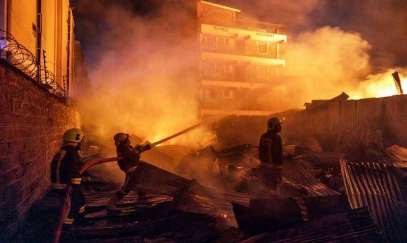 قتلى في حريق يلتهم مبنى في إسبانيا.. والسكان يقفزون من الشرفات (فيديو)