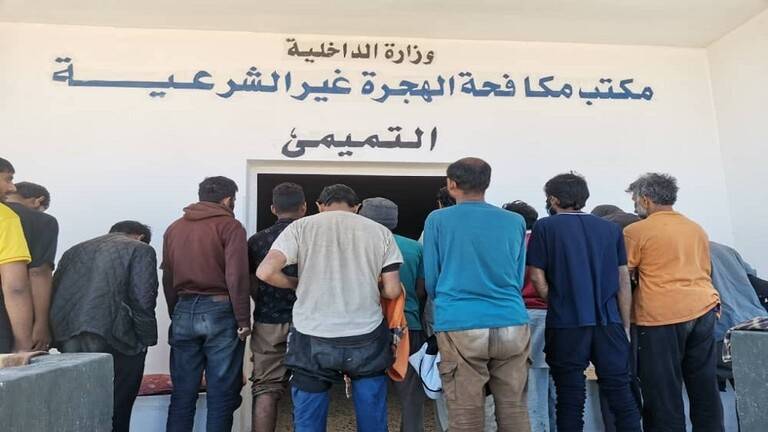 ليبيا ترحّل 95 مهاجرًا إلى مصر وباكستان