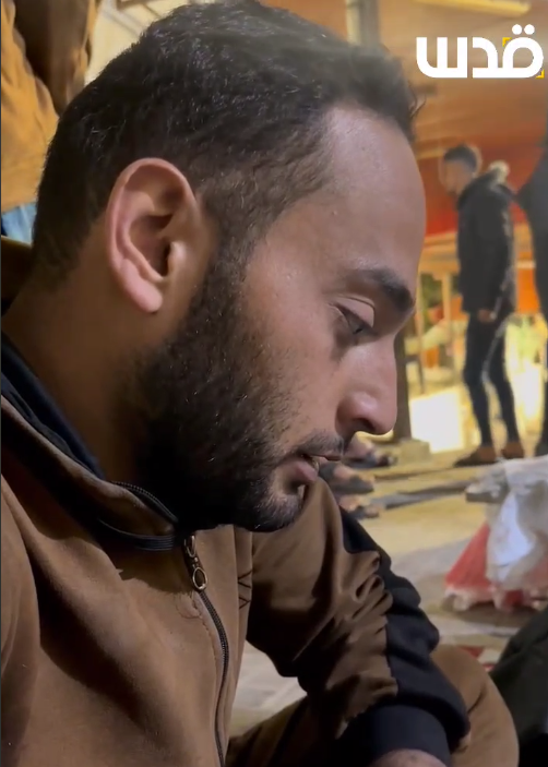 صحافي فلسطيني يودع طفله وأفراد عائلته