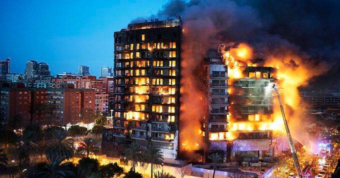 عشرات القتلى في حريق مبنى بإسبانيا