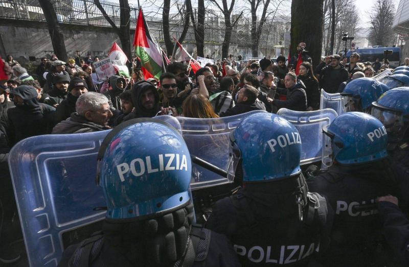 بالفيديو- الشرطة الإيطالية تضرب طلابًا يؤيدون الفلسطينيين