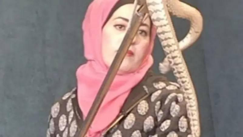 خبيرة أفاعي أردنية: 