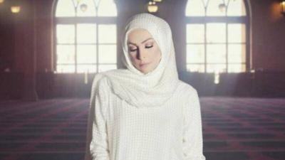 هل خلعت الفنانة المعتزلة أمل حجازي الحجاب؟ (فيديو)
