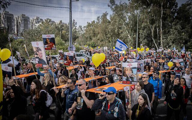 آلاف ينضمون إلى عائلات الرهائن الإسرائيليين في مسيرة إلى القدس