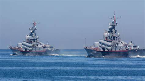 زوارق أوكرانية تشن هجومًا على سفينة روسية