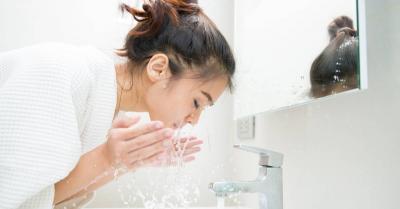 "غسل الوجه صباحاً ليس ضرورياً".. أطباء يوضحون السبب