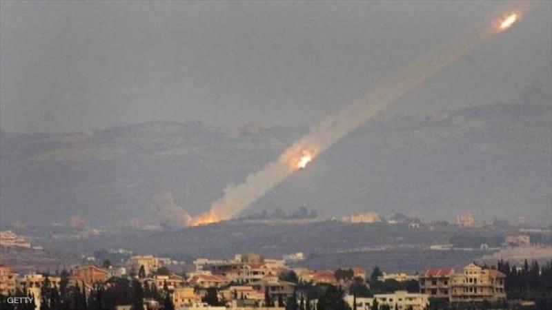 لحظة سقوط صاروخ ثقيل من لبنان على هدف إسرائيلي (فيديو)