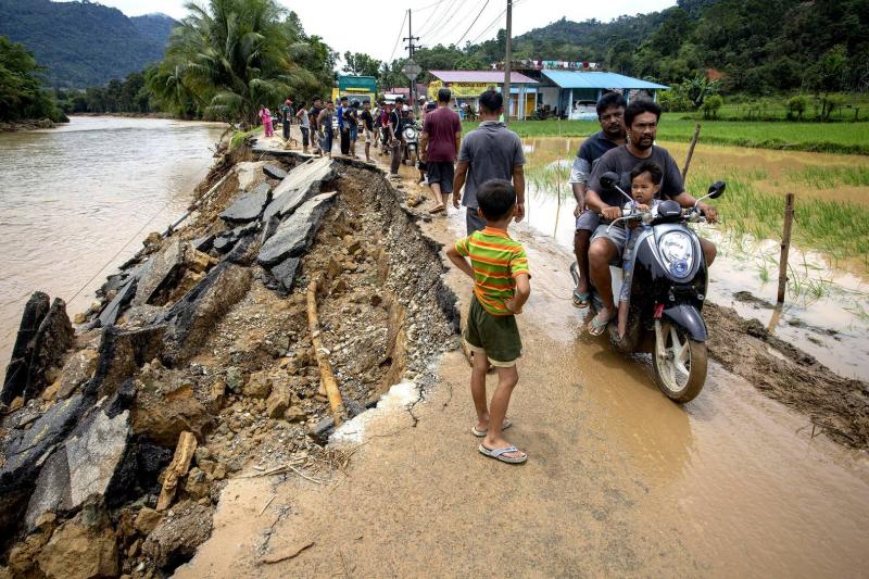 مقتل 26 جراء فيضانات وانهيارات أرضية في إندونيسيا
