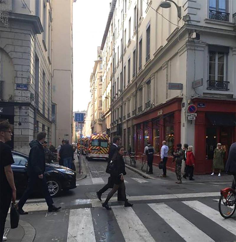 بالفيديو- رجال يعتدون على فتاة في أحد شوارع ليون الفرنسية