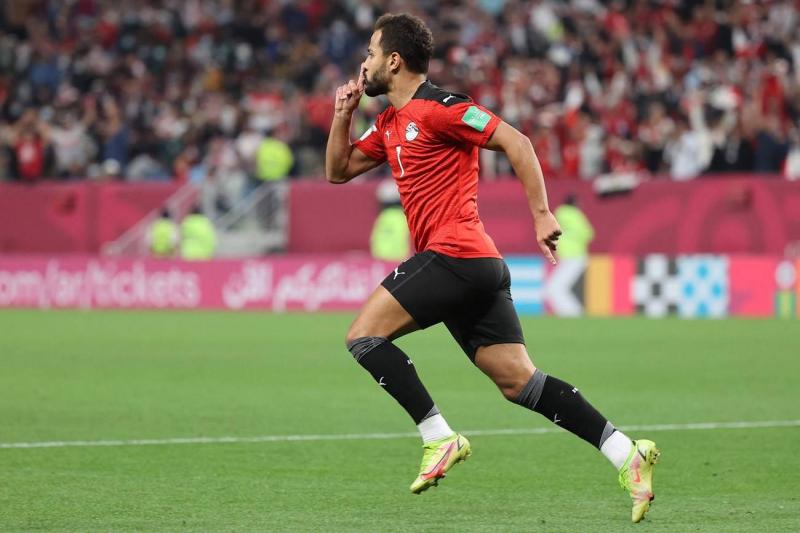 فيديو للاعب مصري يسقط فجأة في أرض الملعب