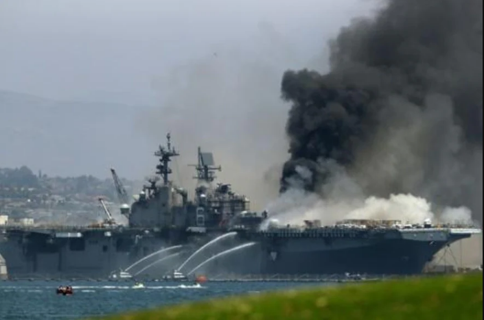 عنصر بالبحرية الأميركية متّهم بالتسبب بحريق دمّر سفينة حربية